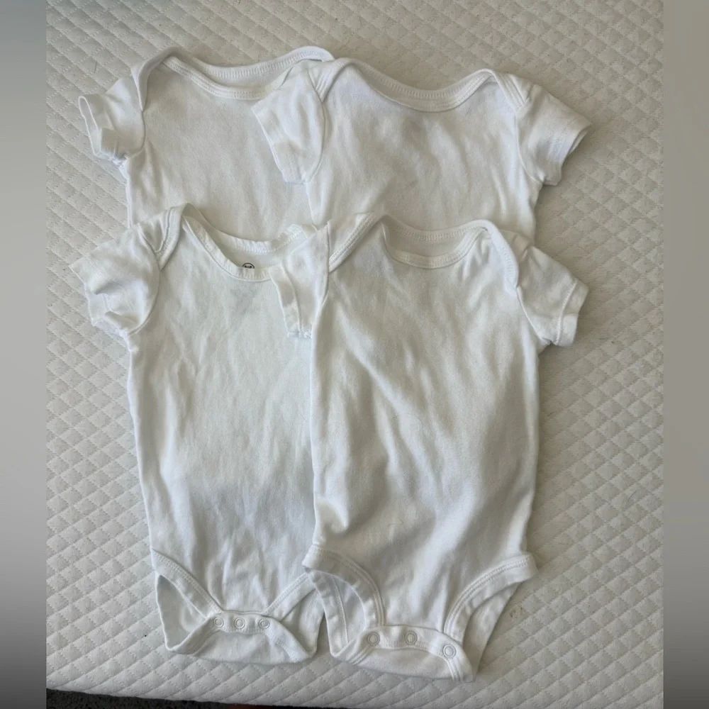 Great Condition! Set of 4 Soft White Baby Onesies, 0-3 Months